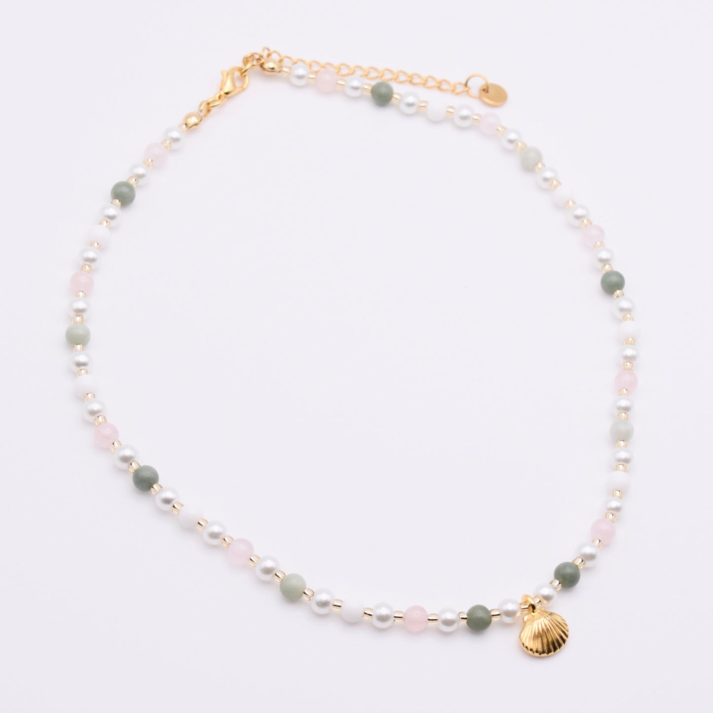 Bunte Perlenkette mit goldenen Charms