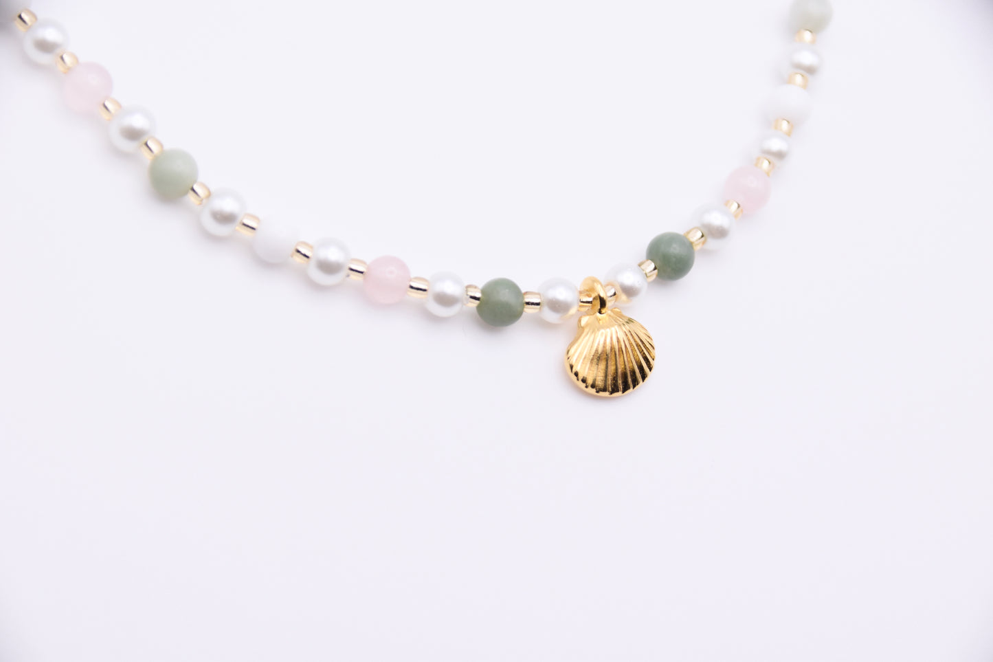 Bunte Perlenkette mit goldenen Charms