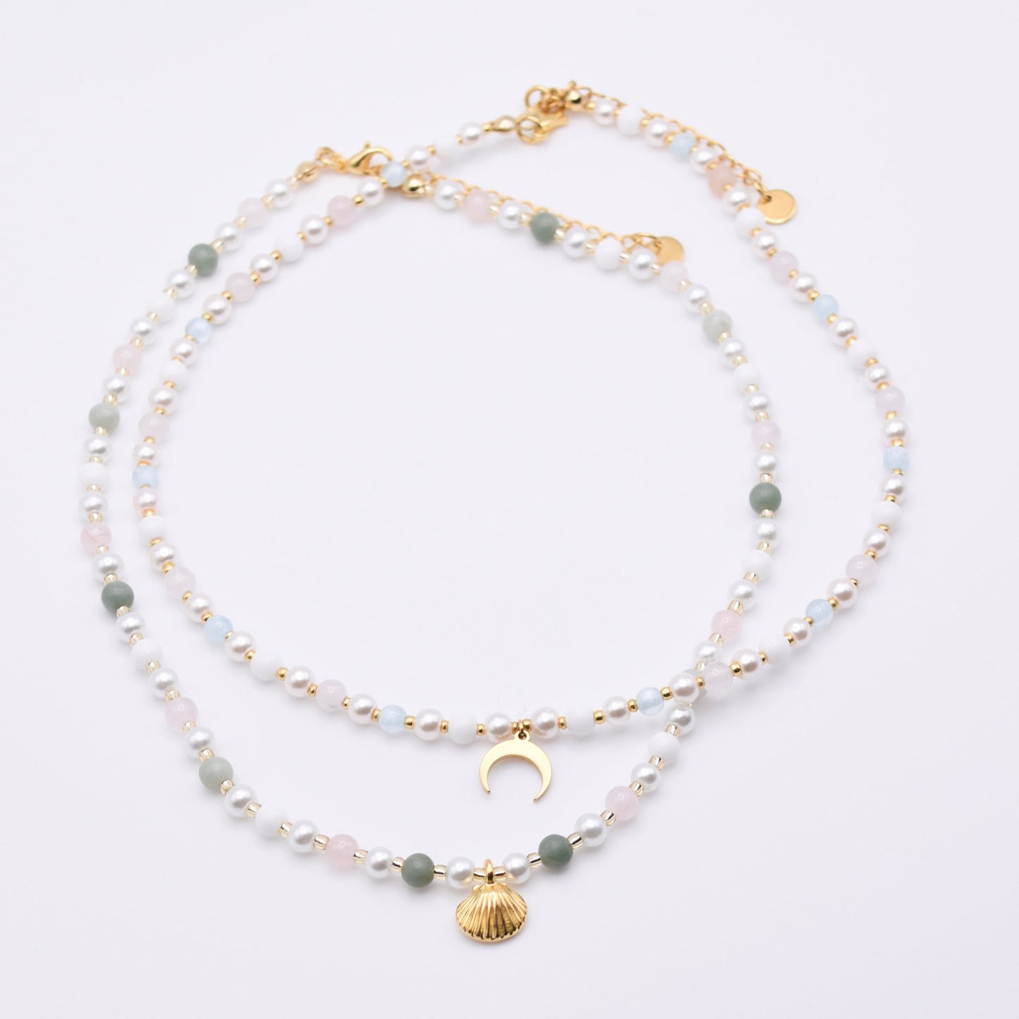 Bunte Perlenkette mit goldenen Charms
