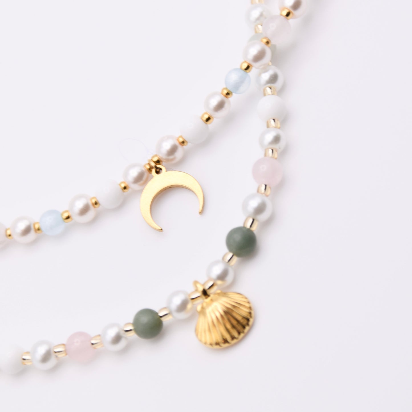 Bunte Perlenkette mit goldenen Charms