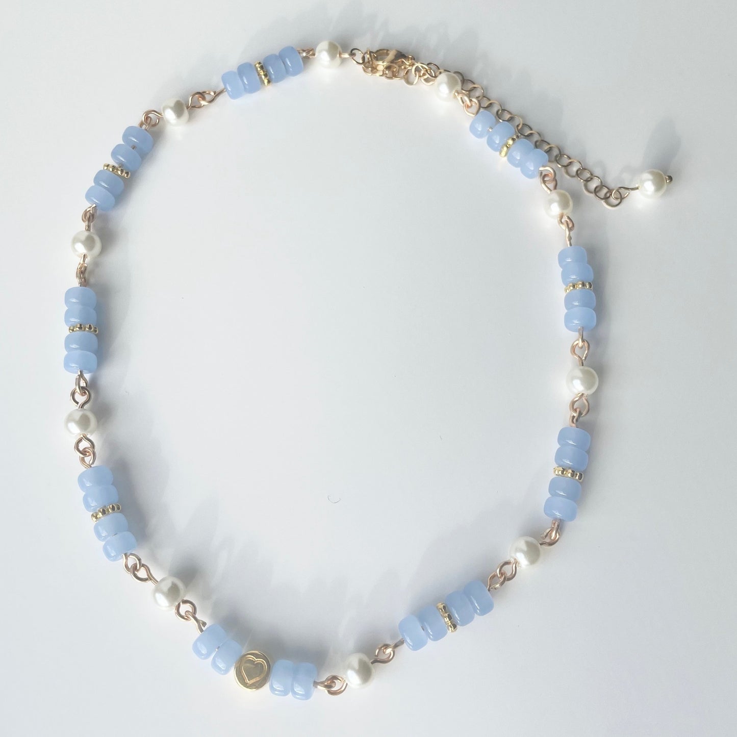 Pastell Perlenkette mit goldenen Charms