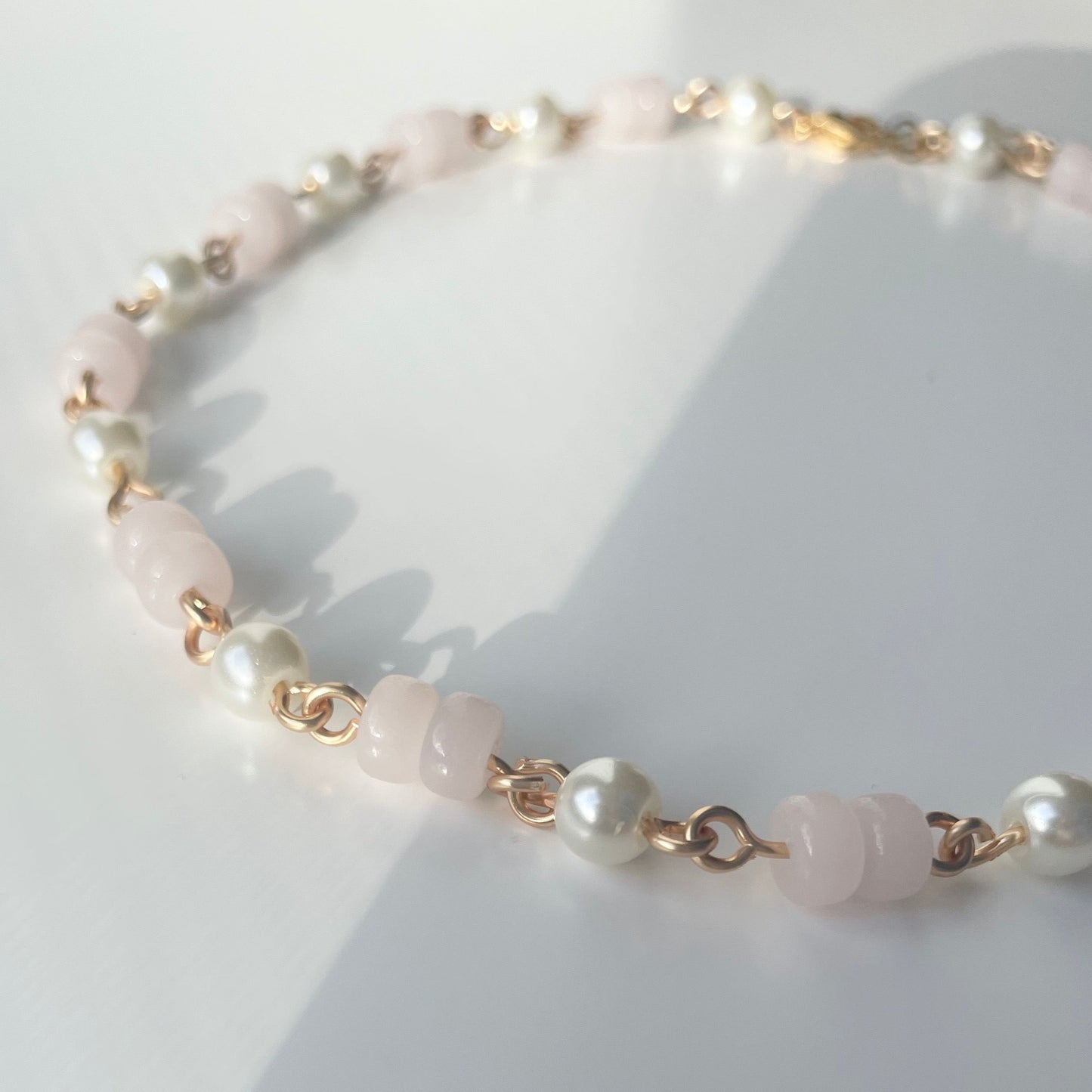 Pastell Perlenkette mit goldenen Charms