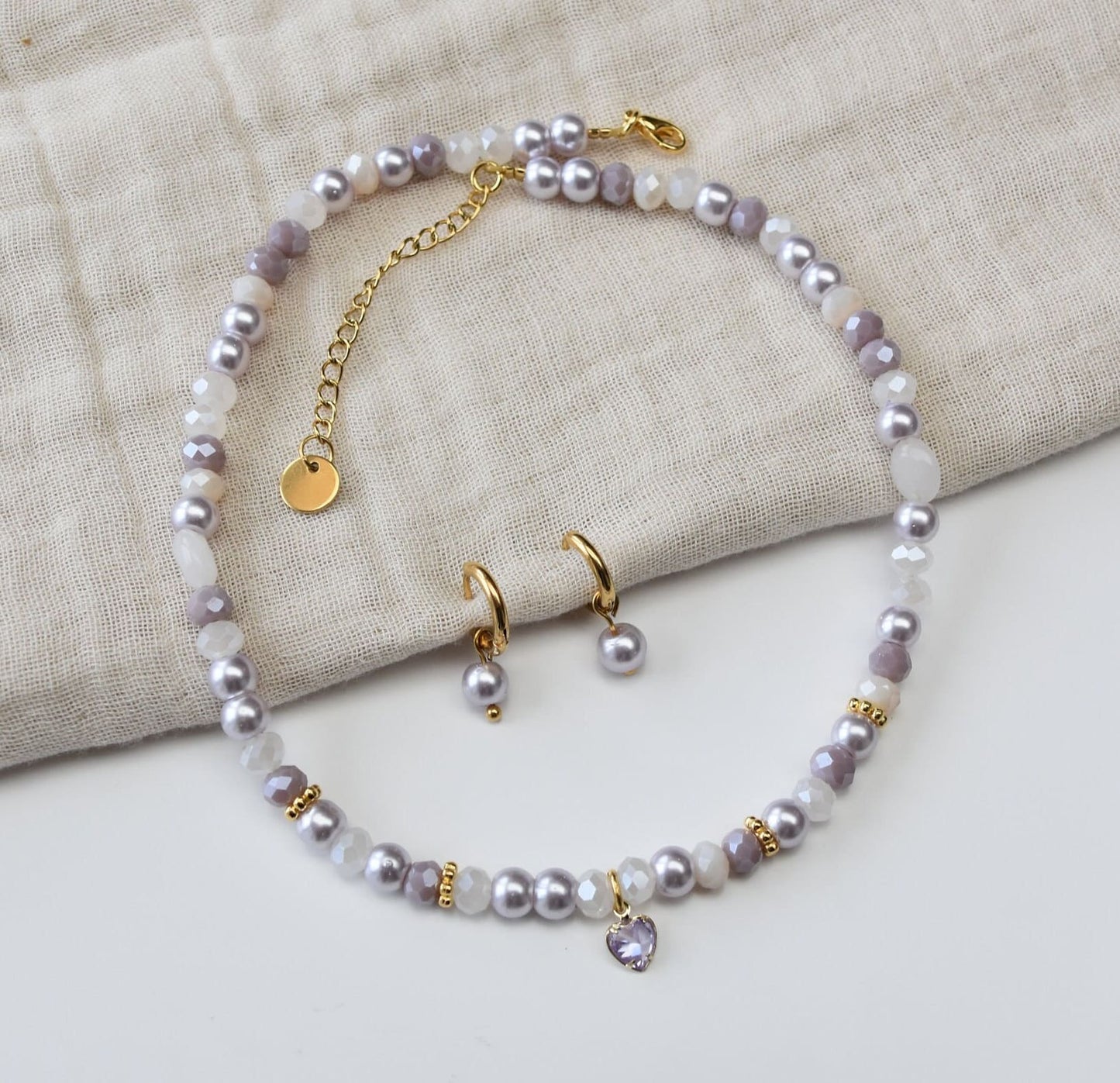 Bunte Perlenkette mit goldenen Charms