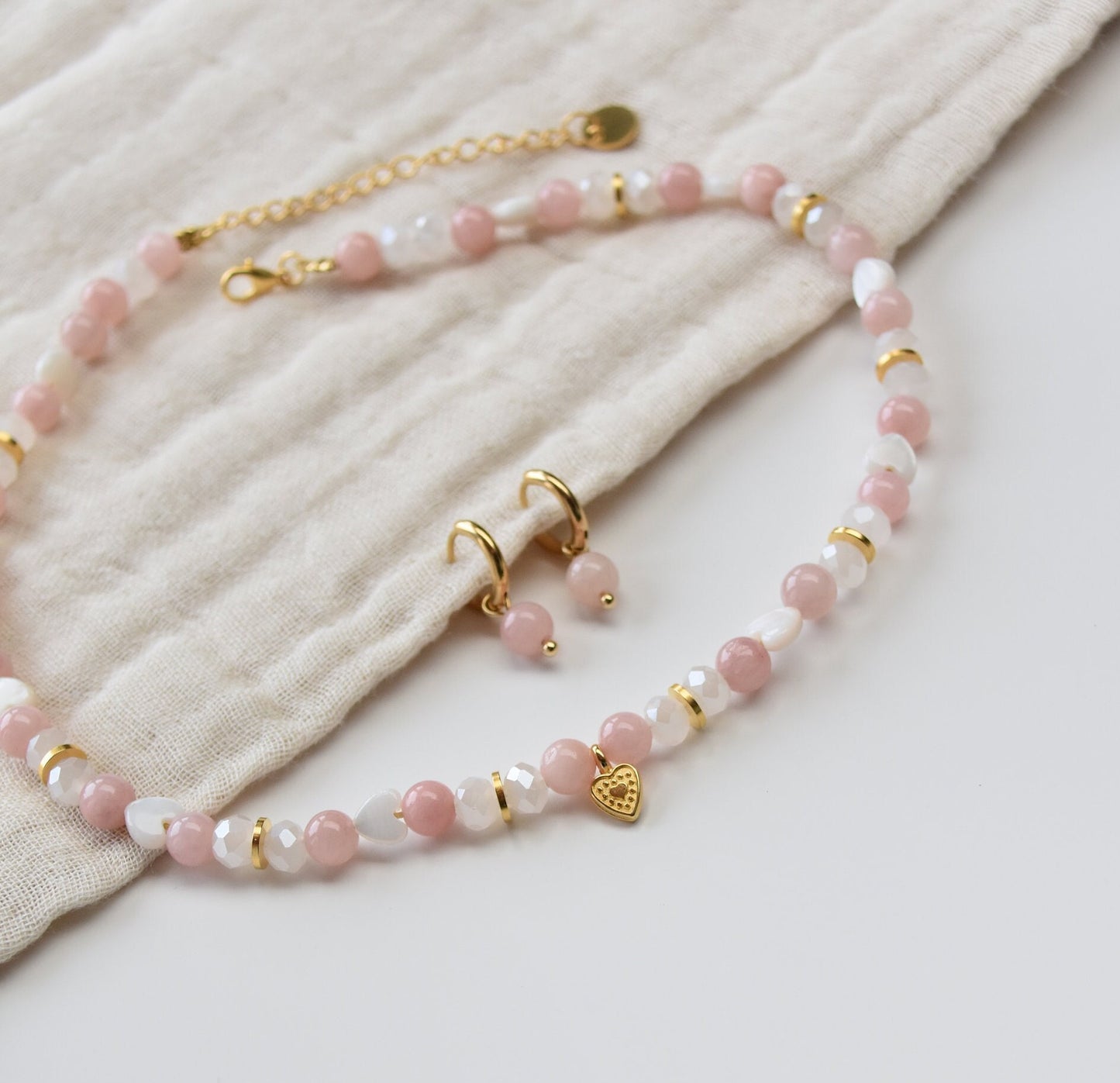 Bunte Perlenkette mit goldenen Charms