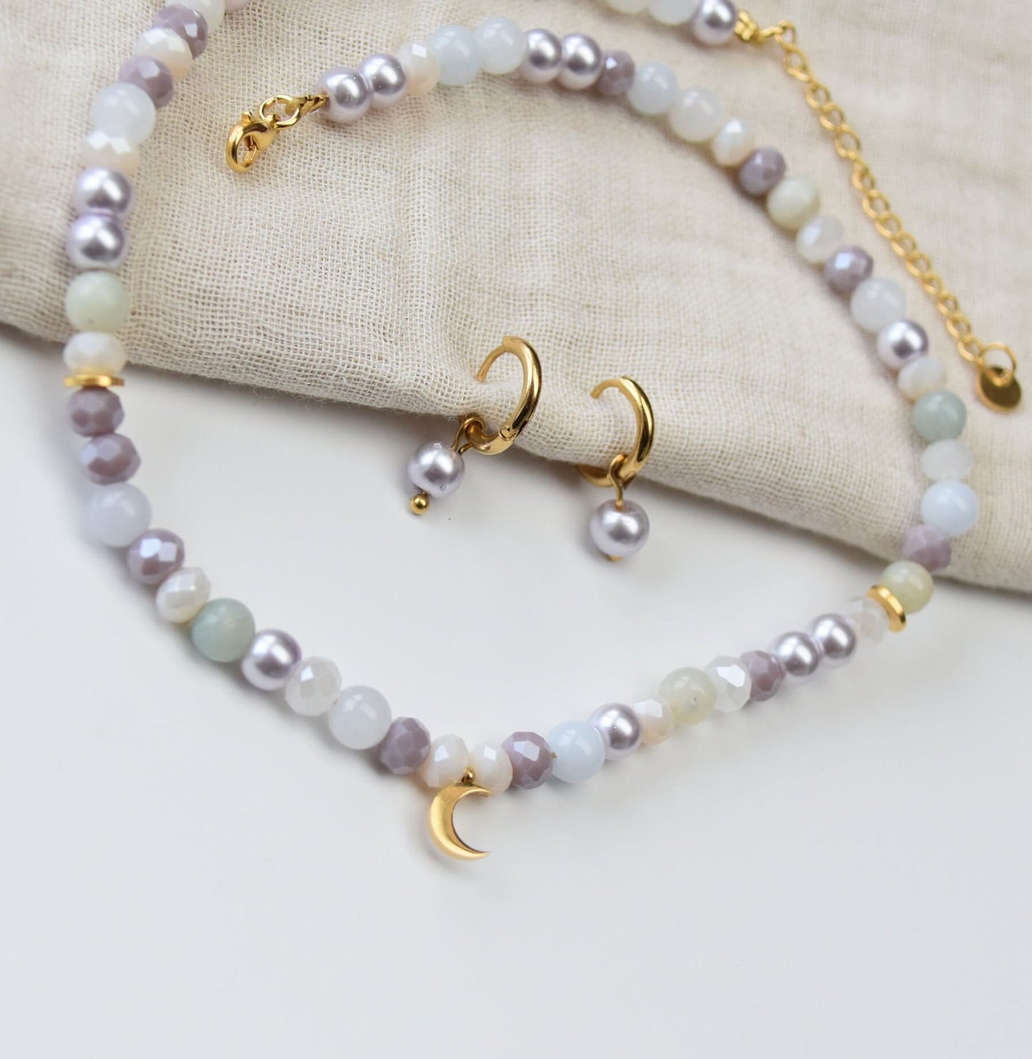 Bunte Perlenkette mit goldenen Charms