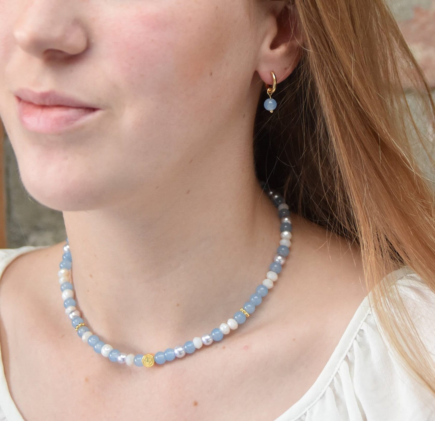 Bunte Perlenkette mit goldenen Charms