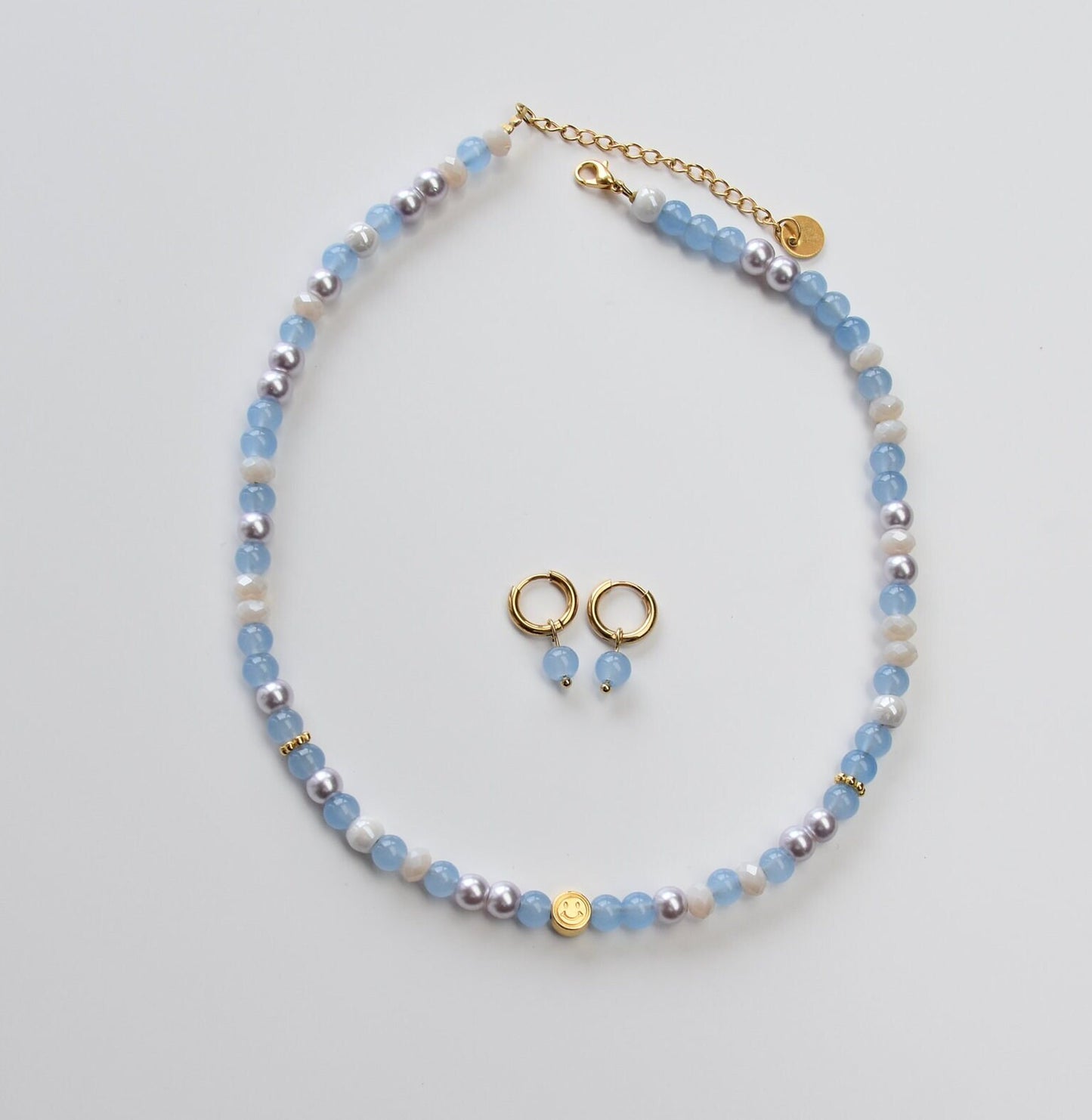 Bunte Perlenkette mit goldenen Charms