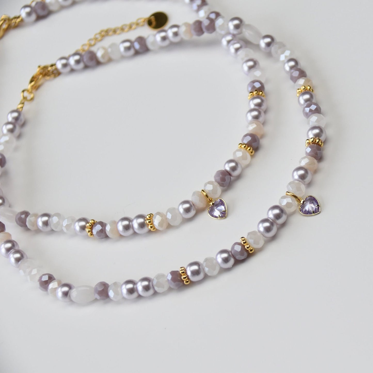 Bunte Perlenkette mit goldenen Charms