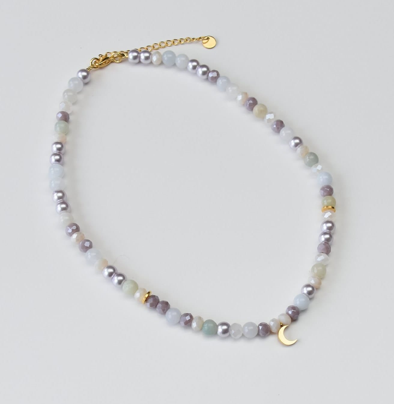 Bunte Perlenkette mit goldenen Charms