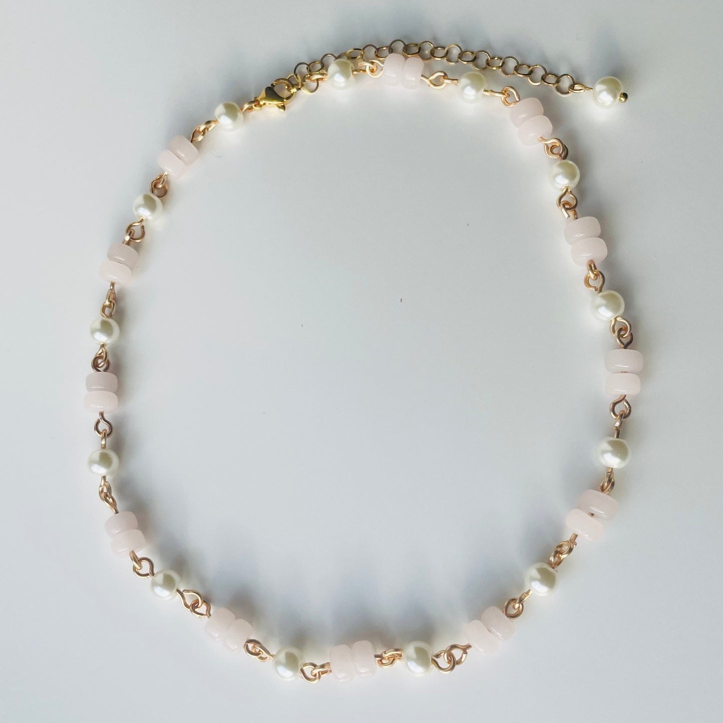 Pastell Perlenkette mit goldenen Charms