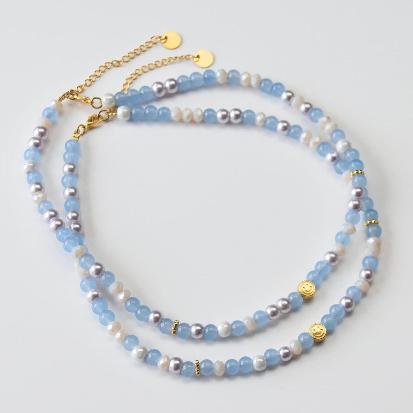 Bunte Perlenkette mit goldenen Charms